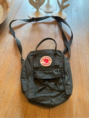 Fjallraven Kånken Mini Crossbody Bag - Dark green with Red Logo